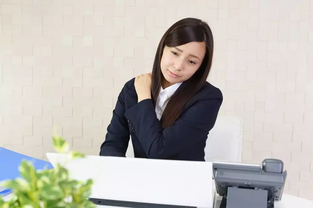 首がつらい女性