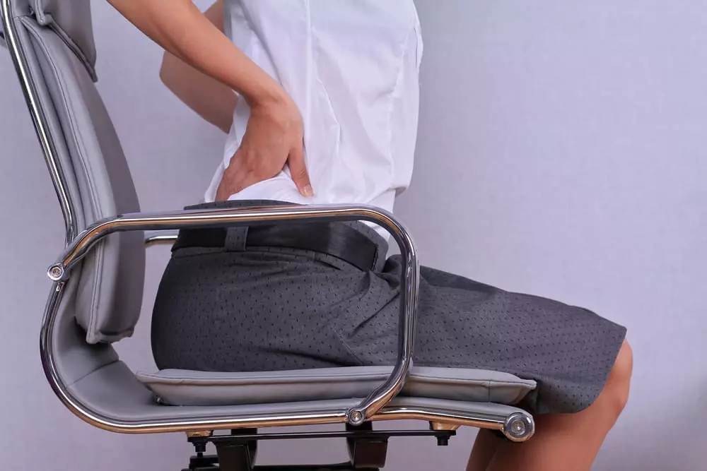 長時間座っている